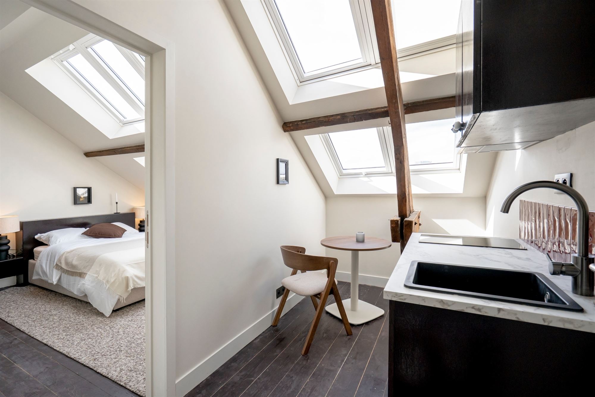 Stijlvolle all-in gemeubelde studio in hartje Antwerpen - foto 5