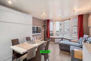 Deze studio is gelegen op de vierde verdieping van de Leopold II-laan in Wenduine, met prachtig zicht op zee en op slechts enkele stappen van alle voorzieningen.<br /><br />De studio is doordacht ingedeeld met zeer functionele meubels die optimaal gebruik van de beschikbare ruimte mogelijk maken. Daarnaast is er een uitgeruste badkamer, een praktische berging en een fietsenstalling.<br /><br />Het pand beschikt over een gunstig EPC en een conforme elektrische keuring, waardoor het instapklaar en zorgeloos bewoonbaar is.<br /><br />Als kers op de taart beschikt de studio over een subliem dakterras, met wijdse uitzichten over de zee en aan de zuidkant zicht tot het Brugse, wat het een unieke plek maakt voor ontspanning of om gasten te ontvangen.<br /><br />Kortom, een buitenkans voor wie op zoek is naar een investering, een buitenverblijf of een plek om volop van de kust te genieten.<br /><br />Aarzel niet en plan meteen uw bezoek!<br /><br />