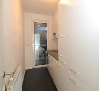 Dit instapklare appartement bevindt zich op wandelafstand van zowel het station als het stadscentrum. <br /><br />Indeling:
<ul>
<li>Inkomhal</li>
<li>Lichtrijke woonruimte met een mooi, open uitzicht</li>
<li>Recent vernieuwde keuken</li>
<li>Twee slaapkamers</li>
<li>Badkamer deels gerenoveerd</li>
<li>Praktische kelderberging</li>
<li>Gemeenschappelijke fietsenstalling</li>
<li>81m2</li>
<li>EPC B</li>
</ul>
<br />Extra info:<br />Maandelijkse kosten algemene delen: €75 (forfaitair)<br /><br />Het appartement is vrij.<br /><br />Interesse of wens je een bezoek in te plannen? Neem gerust contact met ons op via michael@immovos.be