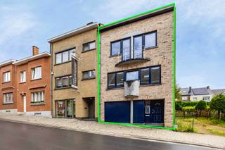 Immo Pické biedt U deze gunstig gelegen en goed onderhouden woning aan gelegen in de nabijheid van winkels, scholen, openbaar vervoer en de belangrijkste verbindingswegen. Deze woning is als volgt ingedeeld:<br />- Gelijkvloerse verdieping: een inkomhal, een ruime garage en een ruime berging/wasplaats<br />- Op de eerste verdieping: een hal, een lichtrijke woonkamer met zicht op het terras en de tuin, een geïnstalleerde keuken en een ruime eetkamer<br />- Op de tweede verdieping: een nachthal, 3 slaapkamers en een badkamer.<br />- Zolderverdieping: inrichtbare zolder toegankelijk via een vaste trap.<br /><br />Mogelijkheid om naastliggende bouwgrond (gelegen in een niet vervallen verkaveling) voor een gesloten bebouwing bij aan te kopen.