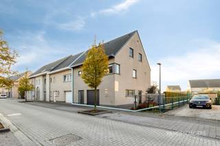 In een rustige woonwijk te Duffel vinden we deze moderne halfopen bebouwing (bouwjaar 2010). Deze woning combineert rustig en comfortabel wonen met het gemak van een grote praktijkruimte op het gelijkvloers, bestaande uit een afzonderlijke inkomhal, een toilet, een wachtkamer en 2 ruime praktijkkamers.<br /><br />Het woongedeelte heeft een privatieve inkom met garage en wasplaats op het gelijkvloers. De eerste verdieping heeft een gastentoilet, een afzonderlijke berging en een ruime leefruimte die in verbinding staat met de open leefkeuken. Van hieruit is er ook toegang tot een dakterras met trap naar beneden. De tweede verdieping heeft 3 ruime slaapkamers en een badkamer met bad, douche en toilet. En buiten kom je dan weer heerlijk tot rust in de zonnige en bovendien ook omheinde tuin. <br /><br />Deze woning is dankzij een EPC A-label future proof en is uitgerust met zonnepanelen, een thuisbatterij, vloerverwarming, airco, ... .<br /><br />Pandenjagers is een innovatief vastgoedkantoor en kiest bewust voor een unieke en transparante aanpak. Bij ons bestaat de totale aankoopprijs altijd uit twee duidelijke onderdelen: de adviesprijs die bovenaan in de advertentie vermeld staat, plus onze vaste commissie van 10.000 euro incl. BTW. Dankzij deze open prijsstructuur krijgt u als koper vanaf het eerste moment een eerlijke inkijk hoe de totale prijs van het pand tot stand is gekomen. <br /><br />Interesse in dit pand? Contacteer ons voor een bezoek via 015/677.000 of info@pandenjagers.be.