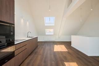 <p>ALTRO VASTGOED VERHUURT: Gelieve enkel online uw aanvraag in te dienen.</p><p>Aan Dok-Zuid 12 te Gent bieden wij dit unieke duplex-appartement te huur aan. Het pand bevindt zich op de bovenste verdiepingen van een majestueuze herenwoning die in 2025 een volledige totaalrenovatie onderging. Als eerste bewoner geniet u hier van een gloednieuw, hoogwaardig afgewerkt appartement waarin authentieke charme en hedendaags luxecomfort meesterlijk gecombineerd worden.</p><p>U betreedt het gebouw via de imposante, gerestaureerde gemeenschappelijke inkomhal. Op de bovenste verdieping bevindt zich een royale leefruimte met een strakke designkeuken onder het dak. Dankzij de strategische ligging en de meerdere dakramen geniet u hier van een maximale lichtinval en een fantastisch zicht. Een niveau lager bevinden zich twee volwaardige slaapkamers (waarvan één uitgerust met een aparte dressing) en een stijlvolle badkamer.</p><p>De ligging is een absolute troef: aan de kades van Dok-Zuid, met een vrij panoramisch zicht op het water en de dynamiek van de vernieuwde Oude Dokken. U woont hier op wandelafstand van het historische stadscentrum en het station Gent-Dampoort, en geniet van een uiterst vlotte bereikbaarheid richting de R4, E17 en E40.</p><p>Op technisch vlak is het pand uiterst hoogwaardig afgewerkt. Dankzij de grondige renovatie beschikt de woning over een individuele HR-ketel met radiatoren, conforme elektriciteit en een uitstekend EPC-label A.</p><p><strong>Beschikbaar vanaf 15 november</strong></p><p>Laat u betoveren door de lichtinval en de unieke duplexindeling van dit instapklare appartement en dien online uw aanvraag in voor het bezoekmoment.<br />Ellen@altro-vastgoed.be</p>