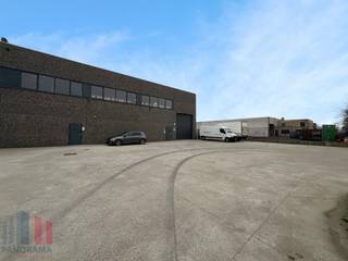 Uitstekend gelegen bedrijfsgebouw te huur. Op slechts 5 minuten rijden bevindt zich de E17 (op- en afrit Lokeren), wat zorgt voor een...