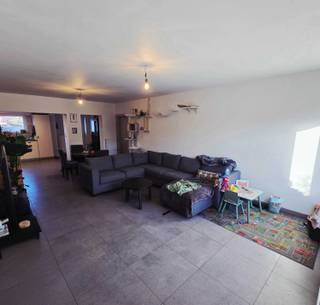 Instapklare halfopen woning met 2 badkamers, bureau en zonnige tuin op toplocatie in Mol<br /><br />3 slaapkamers (2 grote en 1 kinderkamer) of 2 slaapkamers en 1 bureau. <br /><br />Momenteel is dit een bureau geworden, maar zie de mogelijkheden op de foto's. <br /><br />Deze lichtrijke, energiezuinige woning vlak bij het centrum van Mol, op wandelafstand van scholen, supermarkten, bos, fitness en openbaar vervoer. De ideale thuis voor wie comfortabel wil wonen met alle voorzieningen dichtbij.<br />De Turnhoutsebaan is zeker geen drukke baan, je bent overal snel ter plaatse en door de goed isolatie hoor je binnen de auto's niet voorbij komen.<br /><br />Indeling:<br />Gelijkvloers<br /><br />Ruime, lichte leefruimte met open keuken<br /><br />Koele berging naast de keuken<br /><br />Wasplaats of extra berging<br /><br />Inpandige garage<br /><br />Gastentoilet<br /><br />Rechtstreekse toegang tot de mooi aangelegde, omheinde tuin met overdekt terras met verlichting en groot tuinhuis met elektriciteit<br /><br />Verdieping<br />2 ruime slaapkamers, waarvan 1 met dressing<br /><br />Apart bureau of hobbyruimte<br /><br />2 badkamers met douche, toilet en wastafel waarvan 1 ensuite aan de master bedroom<br /><br />Tip: De slaapkamers zijn ruim genoeg om eventueel nog op te splitsen.<br /><br />Troeven:<br />Instapklaar, moderne afwerking<br />2 badkamers : ideaal voor eigen badkamer van de kinderen.<br /><br />Bureau met netwerkbekabeling over heel de bovenverdieping, perfect voor thuiswerk<br /><br />Energiezuinig: EPC 151 kWh/m²<br /><br />Omheinde tuin met privacy<br />2 parkeerplaatsen voor de woning<br />Rustig, maar centrale ligging<br /><br />Technische details:<br />Elektriciteit conform AREI<br /><br />CV op aardgas (radiatoren)<br /><br />PVC ramen, dubbel glas<br /><br />Rolluiken en vliegenramen overal<br /><br />Regenwaterput aangesloten op buitenkraan<br /><br />Oriëntatie NW<br />