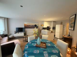 Ontdek dit <strong>lichtrijke</strong> en <strong>instapklare</strong> <strong>appartement</strong> op een <strong>toplocatie</strong> in het centrum van Blankenberge, op een <strong>boogscheut</strong> van het <strong>strand</strong> en met <strong>vlotte</strong> <strong>verbindingen</strong> via het <strong>openbaar</strong> <strong>vervoer</strong>. Dankzij de centrale ligging geniet u van alle voorzieningen binnen handbereik.<br /><br />Het appartement bevindt zich op de <strong>eerste</strong> <strong>verdieping</strong> van een recente residentie en is bereikbaar met de <strong>lift</strong>. Bij het betreden valt meteen de <strong>ruime</strong> en <strong>lichtrijke</strong> <strong>leefruimte</strong> op, die naadloos overgaat in een <strong>volledig</strong> <strong>uitgeruste</strong> <strong>open</strong> <strong>keuken</strong>. Vanuit de leefruimte heeft u rechtstreeks toegang tot een <strong>aangenaam</strong> <strong>terras</strong> waar u in alle rust kan genieten. Verder beschikt het appartement over <strong>twee</strong> <strong>volwaardige</strong> en <strong>ruime</strong> <strong>slaapkamers</strong>, een <strong>badkamer</strong> uitgerust met een <strong>ligbad</strong> met <strong>mogelijkheid</strong> tot <strong>douchen</strong> en een praktische <strong>berging</strong> met <strong>aansluiting</strong> voor een <strong>wasmachine</strong>.<br /><br />Extra troeven zijn de <strong>conforme</strong> <strong>elektrische</strong> <strong>keuring</strong> en het moderne karakter van het gebouw. Daarnaast biedt de eigenaar de <strong>mogelijkheid</strong> om een ruime <strong>staanplaats</strong> op niveau -1 <strong>aan</strong> <strong>te</strong> <strong>kopen.</strong><br /><br />Dankzij de uitstekende ligging, het comfort en de praktische indeling is dit appartement uitermate geschikt als tweede verblijf, investering of hoofdverblijfplaats.