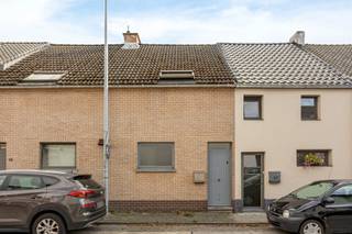 <p><span>Welkom in dit lichtrijke huis, waar comfort, ruimte en een uitstekende ligging samenkomen.</span><span> </span></p><p><span>In de Kouterstraat in Waasmunster vind je dit volledig instapklaar huis te koop. Ze is rustig gelegen in een aangename residentiële straat en geniet van een uitstekende bereikbaarheid. Dankzij de vlotte verbinding met de E17 en het openbaar vervoer bereik je omliggende steden, winkels, scholen en andere voorzieningen in een mum van tijd.</span></p><p><span>De woning beschikt over een </span><span>bruikbare oppervlakte van ca. 109m²</span><span> en biedt een comfortabele en praktische indeling. Een absolute troef is het </span><span>ruime, zuidgerichte terras</span><span>, waar je in alle rust kunt genieten van de buitenruimte en volop van de zon.</span></p><p><span>Indeling</span></p><p><span>Gelijkvloerse verdieping</span></p><ul><li><span>inkomhal</span></li><li><span>toilet</span></li><li><span>badkamer met dubbele wastafel en douche</span></li><li><span>volledig geïnstalleerde keuken</span></li><li><span>ruime en lichtrijke leefruimte</span></li><li><span>berging met voorzieningen voor wasmachine en droogkast</span></li><li><span>terras</span></li></ul><p><span>Eerste verdieping</span></p><ul><li><span>slaapkamer één</span></li><li><span>slaapkamer twee</span></li></ul><p><span>Troeven</span></p><ul><li><span>Topligging in een rustige, residentiële straat in Waasmunster</span></li><li><span>Groot, zuidgericht terras </span></li></ul><p><span>Dit pand kan onderhevig zijn aan de renovatieverplichting voor residentiële gebouwen. <span>https://www.energiesparen.be/renovatieverplichting-residenti%C3%ABle-gebouwen-2023</span></span><span> </span></p><p><span>Ben jij geïnteresseerd in dit ruim huis te koop op een toplocatie in Waasmunster, ben je op zoek naar ander vastgoed, een investering of wens je de waarde van jouw eigendom te kennen? Dan ben je bij BOLT immo aan het juiste adres! Wij helpen jou graag verder.</span></p>