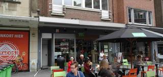 Op zoek naar een handelszaak op absolute toplocatie in het bruisende hart van Leuven? Dit commercieel gelijkvloers, gelegen op het gekende Rector De Somerplein (voorheen EXKI), biedt uitzonderlijke visibiliteit en passage.
Het gelijkvloers beschikt over een oppervlakte van 146 m², aangevuld met een ruime kelder van 93 m² waar zich vroeger de keuken en koelcel bevonden.
Geen syndickosten!
De locatie is omringd door sterke handelszaken zoals O’Tacos, Carrefour Express, Belchicken, Bavet, Wasbar, … wat zorgt voor een constante stroom aan voorbijgangers en klanten.
Huurprijs: €7.917/maand.
Onroerende voorheffing: ten laste van de huurder.
Beschikbaar: onmiddellijk. 
Terras (mits zelf aanvragen van nodige vergunningen) mogelijk. 
Interesse in dit commercieel pand te huur in Leuven?
Contacteer ons via info@immodelestre.be
 of 054 33 62 52.
Meer info op www.immodelestre.be