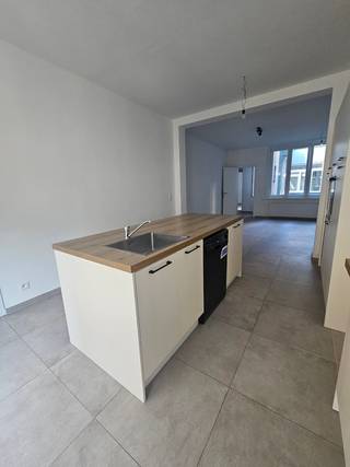 Bent u op zoek naar een stijlvol, ruim en volledig gerenoveerd appartement in het bruisende centrum van Oostende? Dan is dit prachtige appartement van ca. 100 m² absoluut een bezoek waard.<br /><br />Gelegen op een toplocatie, op wandelafstand van de winkelstraten, de jachthaven, het station en het strand, geniet u hier van alle troeven die Oostende te bieden heeft.<br /><br />Het appartement werd eind 2025 volledig en kwalitatief gerenoveerd met oog voor detail, comfort en hedendaagse afwerking. De lichtrijke leefruimte met hoge plafonds en grote raampartijen creëert een aangenaam open gevoel en biedt een prachtig uitzicht op het Petrus & Paulusplein.<br /><br />De moderne open keuken met stijlvol kookeiland vormt het hart van het appartement en sluit perfect aan op de leefruimte — ideaal voor gezellige avonden met familie of vrienden.<br /><br />Indeling:<br /><br />→ Ruime inkomhal<br />→ Lichtrijke leefruimte<br />→ Open keuken met eiland<br />→ 3 volwaardige slaapkamers<br />→ Moderne badkamer<br />→ Apart toilet<br />→ Grote berging/wasruimte<br />->lage kosten (geen lift of syndicus, ki:751€)<br /><br /><br />✔ Volledig gerenoveerd eind 2025<br />✔ Energiezuinig met EPC-score B<br />✔ Instapklaar vanaf augustus <br />✔ Centrale ligging<br />✔ Veel lichtinval en ruimtegevoel<br />✔ Ideaal als gezinswoning, tweede verblijf of investering<br /><br />Een unieke kans om stijlvol en zorgeloos te wonen in het hart van Oostende.<br /><br />Contacteer ons vandaag nog voor een bezoek en ontdek zelf de charme van dit prachtige appartement.