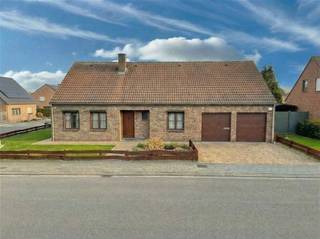 Cette maison unifamiliale de caractère soignée, avec une superficie habitable de 169 m² et offrant une largeur de façade de pas moins de 17...