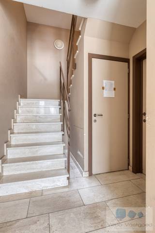 Appartement met 2 slaapkamers en op gunstige locatie te Deurne.<br /><br />Vlotte bereikbaarheid naar autostrades en invalswegen wat ideaal is voor het woon-werk verkeer. Op fietsafstand van winkels, scholen, openbaar vervoer en het Bisschoppenhof park waar ontspanning troef is! <br /><br />We betreden het gebouw via de gezamenlijke inkomhal waar de trap ons toegang verleent tot het 1ste verdiep waar het appartement zich bevindt. Het appartement omvat een gezellige, lichtrijke leefruimte met zithoek, eetplaats en uitgeruste open keuken, verder is er een vestiaire, een apart toilet met handenwasser. Via de nachthal krijgen we toegang tot de badkamer met ligbad/douchecombinatie en badkamermeubel, berging/wasplaats én 2 slaapkamers.<br /><br />Bijkomend is dit appartement gelegen in een kleinschalig gebouw van 3 entiteiten wat ervoor zorgt dat er géén gemeenschappelijke kosten en ook géén syndicus zijn. <br /><br />Bijzonderheden: residentiële locatie, grote glaspartijen die zorgen voor de nodige natuurlijke lichtinval, bouwjaar 2006,... <br /><br />Eveneens ook interessant als investering met mogelijks gunstig rendement! Actueel is het appartement reeds lange termijn verhuurd. <br /><br />Zeer gezellig appartement met 2 slaapkamers op centrale locatie te Deurne dat absoluut de moeite waard is om te bezoeken.