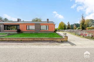 <br />Ben je op zoek naar een woning die je volledig naar eigen smaak kan renoveren en inrichten? Dan is deze halfopen bebouwing, gelegen in de Kerkhofstraat 30 te Olmen, zeker het ontdekken waard!<br /><br />De woning betreft een gelijkvloerse bebouwing en biedt dankzij haar indeling en mogelijkheden een interessante basis voor wie op zoek is naar een renovatieproject. Met de nodige werken kan je deze woning omvormen tot een comfortabele thuis die volledig aansluit bij jouw persoonlijke wensen en behoeften.<br /><br />Ook de ligging in Olmen is een mooie troef. Olmen is een deelgemeente van Balen en staat bekend om zijn landelijke karakter en groene omgeving. Je geniet er van een aangename combinatie van rust en dorpsleven, terwijl dagelijkse voorzieningen zoals winkels, scholen en lokale handelszaken in de omgeving terug te vinden zijn. Ook wie graag wandelt of fietst, kan in de omliggende natuur en het landelijke landschap volop genieten van het buitenleven.<br /><br /><strong>Troeven:</strong>
<ul><li>Gelijkvloerse woning </li><li>Garage </li><li>Interessant renovatieproject met tal van mogelijkheden</li><li>Gelegen in het landelijke Olmen</li><li>Aangename omgeving met een groen en dorps karakter</li><li>Dagelijkse voorzieningen en lokale handelszaken in de omgeving</li></ul>
Ben je op zoek naar een woning met potentieel die je volledig naar eigen smaak kan omvormen? Dan is deze gelijkvloerse halfopen bebouwing in Olmen misschien wel de ideale opportuniteit om jouw woonplannen waar te maken!