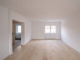 Aan de rand van Gent bevindt zich dit stijlvol gerenoveerde duplexappartement met twee slaapkamers, gelegen in een kleinschalige residentie...
