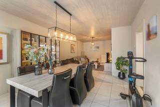 <strong>Handelshuis met 3 slaapkamers, zolder en tuin op een zeer centrale locatie op de Grote markt. EPC Label-C | Elektriciteit conform</strong><br /><br /><strong>Ligging:</strong> Op de Grote Markt van het mooie en groene Westerlo met voldoende parkeergelegenheid voor de deur. Scholen, winkels, horeca en openbaar vervoer op wandelafstand.<br /><br /><strong>Indeling: -1: </strong>Kelder<strong> 0: </strong>handelszaak met uitgeruste keuken, koelcel, toilet | Woning met inkomhal, gastentoilet, leefruimte, keuken, eetplaats <strong>+1: </strong>3 slaapkamers, badkamer<strong> +2: </strong>zolder met vaste trap <strong>tuin:</strong> met 2 terrassen en berging.<br /><br /><strong><strong>Beschrijving: </strong></strong>
<p>Deze woning geniet een zeer centrale ligging op de Grote Markt van Westerlo en biedt heel wat mogelijkheden! Vooraan is er voorzien in een ruim handelsgedeelte geschikt voor allerhande commerciële doeleinden zoals HORECA of winkel. Achter de winkel ligt het woongedeelte. Dit bestaat uit een inkomhal met gastentoilet en aansluitend de leefruimte met zit- en eethoek. De halfopen keuken werd zeer recent vernieuwd en amper gebruikt. Ze beschikt over alle nodige en hedendaagse toestellen. Vanuit de keuken is er toegang tot de kelder.</p>
<p>Zowel vanuit de keuken als de leefruimte is er verbinding met de aangelegde tuin. Twee gezellige terrasjes en de aangelegde borders maken het hier aangenaam vertoeven.</p>
<p>Op de eerste verdieping bevinden zich drie slaapkamers. Ook de badkamer met douche in bad, lavabomeubel en toilet is hier terug te vinden.</p>
<p>Een vaste molenaarstrap brengt ons naar de zolderverdieping. Deze is ruim en loopt over de volledige breedte van de woning.</p>
<p>Droom jij al jaren van een eigen zaak? Kom zeker eens kijken. Ook interessant voor investeerders.</p>
<p>Voor meer info of een bezoek ter plaatse kan je contact opnemen via <strong>014/95 37 50</strong>.</p>
<p><strong>Bijzondere informatieplicht:</strong><br />Omgevingsvergunning stedenbouwkundige handelingen uitgereikt; woongebied; geen rechterlijke herstelmaatregel of bestuurlijke maatregel opgelegd; geen voorkooprecht ruimtelijke ordening; geen omgevingsvergunning voor het verkavelen van gronden.</p>
<strong></strong>