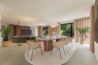 <p><span>Deze nieuwbouwwoning wordt verkocht onder het stelsel van de registratierechten in plaats van btw, wat een aanzienlijk financieel voordeel oplevert. Voor u binnentreedt in deze zeer ruime woning, vallen verscheidene elementen op: mooie, gelijmde gevelstenen (MBI Geostylistics), veel parkeermogelijkheden (ruime garage met sectionaalpoort) en onderhoudsvriendelijke materialen. Alle terrassen en looppaden rondom de woning zijn uitgevoerd in gepolierd beton. Binnen spotten we open inkomhal verbonden met de leefruimte en een trap in zwart gehamerd graniet. De leefruimte is ruim en breed opgevat, met veel lichtinval door de twee grote alu-hefschuiframen. De halfopen greeploze maatkeuken, met een handelswaarde van circa €65.000, steelt de show. Aan alles werd gedacht: een eiland met zitplaatsen, MDF gelakte fronten, composiet werkblad, kookplaat, dampkap, ingebouwde oven en microgolf, ingebouwde koelkast en vriezer, wijnkoeler en geïntegreerde stopcontacten. Qua bergruimte is voorzien in een gelijkvloerse berging en een wasplaats op de eerste verdieping. Voor de 3 ruime kamers (UTP-aansluitingen) met veel lichtinval, staan 2 badkamers ter beschikking: een badkamer met ligbad, dubbele lavabo (solid surface) en inloopdouche, plus een tweede badkamer met inloopdouche en enkel meubel. De 3 hangtoiletten werden apart ondergebracht, met handlavabo plus spiegel. Deze BEN-woning scoort goed, met vloerverwarming, warmtepomp, zonnepanelen, semi-domotica (teleruptoren), hoogwaardig eiken parket (bovenverdieping).</span></p><p><span> </span></p>