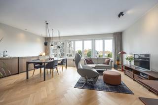 <ul>
	<li>Dit ruim twee slaapkamer appartement is gelegen langs het <strong>Petrus-en-Paulusplein</strong> te Oostende, een <strong>centrale ligging</strong> vlakbij winkelstraten, station, Visserskaai, ...</li>
	<li>Het appartement geniet vanop de <strong>4<sup>e</sup> verdieping</strong> van een <strong>open zicht</strong> op onder andere de prachtige Sint-Petrus-en-Pauluskerk.</li>
	<li>In 2023 is het appartement <strong>grondig gerenoveerd</strong> met kwalitatieve materialen en met oog voor detail.</li>
	<li>Zijn onder andere aanwezig: massieve <strong>visgraat parket</strong>, japans toilet, riante inloopdouche, zonnescreens, ...</li>
	<li>Doorheen het volledig appartement zijn <strong>maatwerk kasten</strong> voorzien die zorgen voor zeer veel <strong>opbergruimte</strong>.</li>
	<li>De maatwerk keuken is voorzien van een prachtig <strong>travertin werkblad</strong>, combi-oven, inductie-kookplaat met inbouw dampkap, frigo, diepvries en vaatwas.</li>
	<li>De indeling is als volgt: inkom, leefruimte met open keuken, <strong>twee slaapkamers</strong>, ruime badkamer, toilet en terras achteraan.</li>
	<li>Bijkomende kenmerken: <strong>gunstige EPC score</strong>, conforme elektrische keuring en asbestvrij attest.</li>
	<li>Het appartement leent zich goed voor zowel vaste bewoning als tweede verblijf.</li>
</ul>