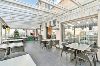 Deze instapklare horecazaak met woonst is gelegen op een commerciële en levendige locatie in Westende, op wandelafstand van zee en strand en omgeven door toeristische trekpleisters. Het pand combineert een ruime en goed uitgeruste horecazaak met een volwaardige woonst, ideaal voor wie wonen en werken wil verenigen. De zaak beschikt over een gezellige bar en restaurant, een verwarmde veranda en een zonnig terras, samen goed voor een ruime capaciteit aan zitplaatsen, aangevuld met een aparte speelhoek voor kinderen. Achter de schermen zijn er een functionele keuken, afwasruimte, meerdere bergingen en een kelder, wat zorgt voor een vlotte werking.<br /><br />Boven bevindt zich een comfortabele duplexwoning met leefruimte en open keuken, badkamer, vier slaapkamers en een aangenaam deels overdekt terras. Het gebouw is technisch goed uitgerust met energiezuinige beglazing, conforme elektriciteit, een efficiënte verwarmingsinstallatie en extra voorzieningen zoals een waterontharder. Een unieke kans voor horeca-uitbaters die op zoek zijn naar een goed gelegen, rendabele zaak met woonst aan zee.<br /><br />De vermelde prijs is een richtprijs, elk bod wordt overgemaakt aan de eigenaars die zich het recht voorbehoud het bod al dan niet te aanvaarden.<br /><br />Neem voorsprong met een vrijblijvende en gratis schatting van uw eigendom via:<br />http://www.residentievastgoed.be/gratisonlineschatten