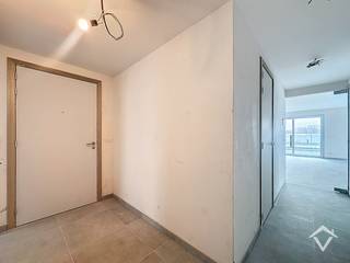 Wonen op een levendige locatie met zicht op alles wat Nieuwpoort te bieden heeft? Dit ruim en modern appartement in residentie Hélène-Charlotte ligt op een strategische plek langs de Albert I Laan, met de jachthaven, winkels en zeedijk binnen handbereik.<br /><br />Met een bewoonbare oppervlakte van 125,63 m² en een aangenaam terras van 16,33 m² biedt dit appartement een mooie combinatie van ruimte, comfort en ligging.<br /><br />De lichtrijke leefruimte met open keuken vormt het hart van het appartement en sluit aan op het terras, ideaal om te genieten van het buitengevoel. Dankzij de praktische indeling is dit appartement perfect geschikt voor zowel vaste bewoning als tweede verblijf.<br /><br />Verder beschikt het appartement over drie slaapkamers, een ruime badkamer met inloopdouche, een afzonderlijk toilet en een handige berging.<br /><br />Troeven:<br />✔ 3 volwaardige slaapkamers<br />✔ Ruime leefruimte met open keuken<br />✔ Terras met aangename oriëntatie<br />✔ Energiezuinige nieuwbouw (BEN)<br />✔ Lift aanwezig in het gebouw<br />✔ Mogelijkheid tot aankoop garagebox<br />✔ Centrale ligging nabij jachthaven, winkels en zee<br /><br />Een ruim en praktisch appartement op een locatie die altijd in trek blijft - zowel voor eigen gebruik als investering.<br /><br />Meer weten of eens ter plaatse gaan kijken? We helpen u graag verder.