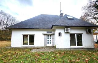  Villa met professionele opslagruimte, kelder en kantoorruimtes. Een domein waar ruimte, uitstraling en mogelijkheden samenkomen. Op een bijzonder...