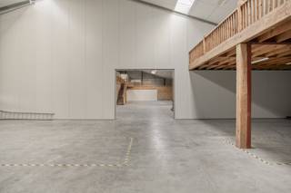 This 240 m² SME unit, located along the Brugsesteenweg in Kuurne, offers an excellent opportunity for companies looking for high-quality and...