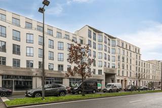 <p><span>KNAP APP. MET 2 SLKS + TERRAS OP EEN TOPLOCATIE IN ANTWERPEN</span></p><p><span> </span></p><p><span>In de residentiële wijk Zurenborg in het zuidoosten van de stad Antwerpen treffen wij residentie Plantin Moretus aan. De buurt staat gekend om de statige huizen, de gezellige pleinen en haar prachtige architectuur. Tevens bevinden wij ons nabij het Stadspark, het centraal station, het bruisende stadscentrum met diverse horecagelegenheden, lokale handelaars, de Antwerpse Zoo, De Groenplaats, De Meir, ... Kortom een stadswoning op een ware A-locatie met alle voorzieningen binnen handbereik!</span></p><p><span> </span></p><p><span>Toegekomen aan de residentie nemen wij de lift naar de eerste verdieping. Hier ontdekken wij een comfortabel &amp; lichtrijk appartement. Het appartement beschikt over een inkomhal die ons toegang geeft tot enerzijds het gastentoilet en anderzijds de ruime leefruimte bestaande uit een eethoek, een zithoek en een volledig uitgeruste keuken. Een enorme troef aan het appartement is de toegang tot het terras via de leefruimte. Via zowel de leefruimte als de inkomhal krijgen wij toegang tot de nachthal die ons naar de twee slaapkamers, de badkamer en de berging/wasplaats brengt. </span></p><p><span> </span></p><p><span>Troeven:</span></p><p><span>- A-locatie</span></p><p><span>- Gloednieuw appartement</span></p><p><span>- Aanwezigheid van een terras</span></p><p><span>- Parkeergelegenheid voor wagen en fiets<br />*Mogelijkheid tot het huren van een parkeerplaats, 125,00 euro/maand + berging 25,00 euro/maand<br /><br /></span></p><p><span>Interesse om de eerste bewoner te worden van dit knap tweeslaapkamerappartement op een absolute A-locatie? Neem contact op met Pillar Estate via <span>info@pillar.estate</span></span><span> of contacteer ons op het nummer 033 695 695.</span></p><p><span>*Deze gegevens zijn louter ter informatieve titel. De vermelde oppervlaktes zijn slechts een indicatie. Pillar kan niet verantwoordelijk gesteld worden voor de juistheid van de aan haar verstrekte gegevens. </span></p><p><span> </span></p>