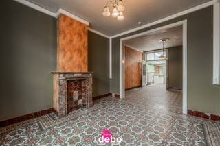 Deze goed onderhouden woning te Heule is gelegen in een zeer gegeerde buurt met alle denkbare voorzieningen op wandel- en fietsafstand, waaronder winkels, scholen, horeca, openbaar vervoer, sport- en recreatiemogelijkheden.<br />De ligging is een absolute troef: vlotte verbindingen naar de E17 (± 5 minuten) en de E40 (± 9 minuten), een bushalte op slechts 150 m en een treinstation op circa 4 km. De straat biedt parkeergelegenheid langs beide kanten.<br />Indeling &amp; troeven<br />De woning beschikt over een bewoonbare oppervlakte van ca. 146 m², omvattende o.a.:<br />- Inkomhal<br />- Gezellige woonruimte<br />- Aansluitend recent vernieuwde keuken (2022)<br />- Achteraan badkamer, veranda en een zuidgerichte tuin met terras ( ideaal om in alle rust te ontspannen).<br />- Ruime kelder die extra opbergmogelijkheden biedt.<br />1ste VERDIEP:<br />- 2 ruime slaapkamers, waarvan je eenvoudig 3 slaapkamers kan maken zoals voorheen<br />ZOLDER:<br />- Vaste trapµ<br />- Volledig geïsoleerd en ingericht als grote polyvalente ruimte – die perfect kan dienen als extra slaapkamer, bureau, hobbyruimte of speelkamer.<br />DIVERS:<br />- Boven de badkamer is een geïsoleerde zoldering voorzien met een nieuwe Vaillant-installatie op aardgas.<br />- Nieuwe ramen met dubbel glas<br />- Nieuwe elektriciteit<br />- Overal nieuwe centrale verwarming op aardgas<br />- EPC 233kWh/m² - Label C - geen renovatieplicht<br />Bel of mail ons voor afspraak - evelyne@immodebo.be - GSM 0477796097