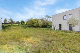 Op een uitstekende locatie in een groene omgeving te Wilrijk bevindt zich deze bouwgrond van 397 m² voor halfopen bebouwing in een doodlopend straatje. U geniet hier van een uitstekende ligging in de nabijheid van parken, winkels, scholen en het openbaar vervoer. <br /><br />De render geeft een weergave van een mogelijke woning volgens de geldende bouwvoorschriften conform de verkaveling (lot 7).<br /><br /><u>Bouwvoorschriften:</u><br />- Halfopen bebouwing<br />- Lichtgrijze gevelsteen<br />- Bouwlijn: min. 2m en max 3,50m van de rooilijn<br />- Bouwdiepte: min. 9,00m en max. 11,00m<br />- Bouwbreedte: min. 8,00m en max. 11,00m<br />- Kroonlijsthoogte: max. 7,20m<br />- Dakvorm: plat dak<br />- Bouwlagen: max. 2<br /><br />Dit is een uitstekende opportuniteit als u op zoek bent naar een bouwgrond voor een halfopen bebouwing op een toplocatie te Wilrijk. Contacteer ons voor meer informatie op 0474 78 07 73 of neem een kijkje op www.boonstravastgoed.be. <br /><br />Bijzonderheden:<br />- Perceel = 397 m²<br />- Uitstekende ligging<br />- Halfopen bebouwing