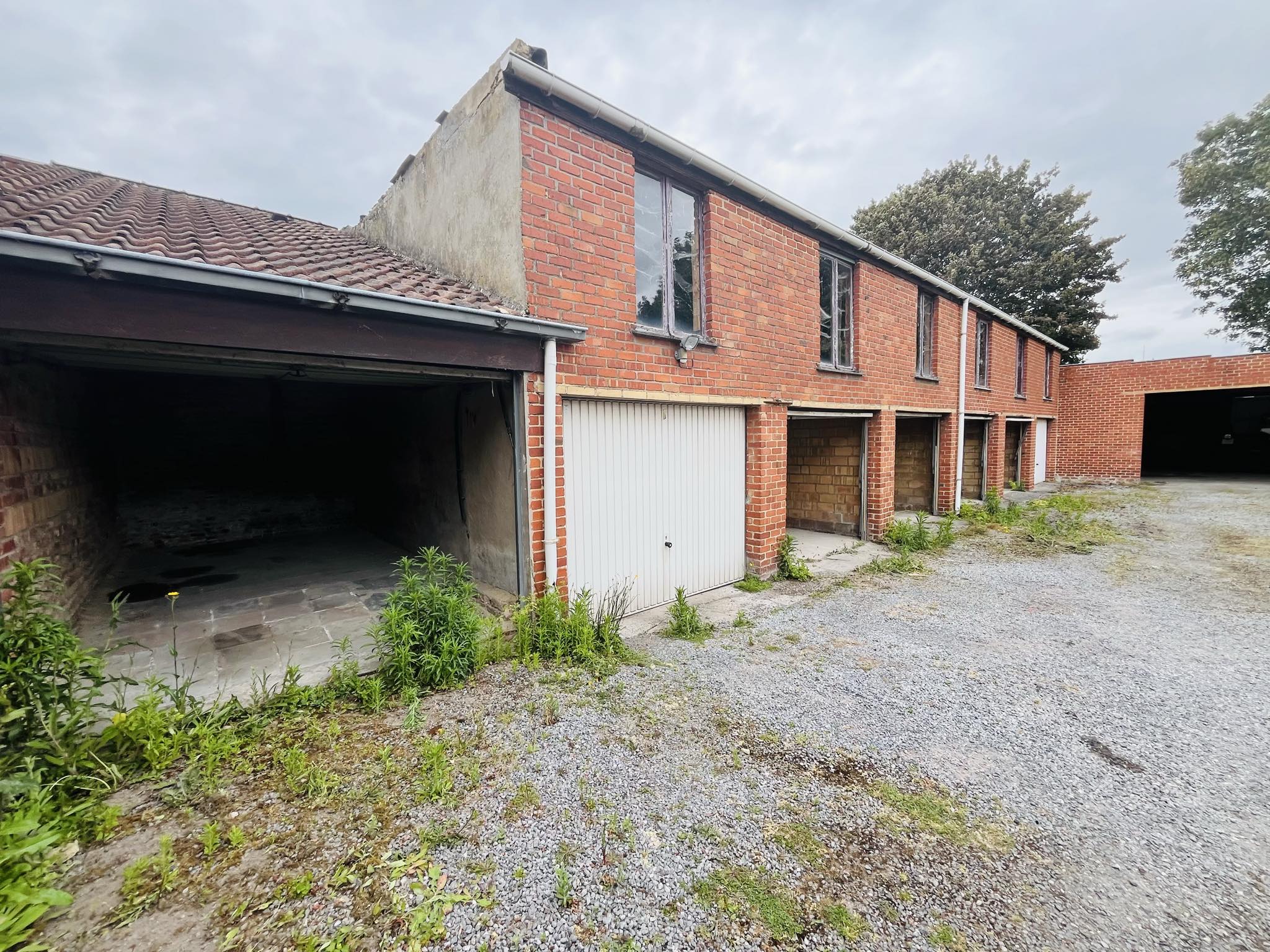 Ruime woning / handelspand te koop +7 garages +loods - foto 2