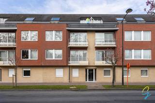 <p>Ontdek dit instapklare en uitstekend gelegen appartement in Ronse, op wandelafstand van het centrum, winkels en scholen. Deze instapklare woning combineert comfort, ruimte en licht op een aantrekkelijke locatie.<br /><br />Het appartement beschikt over twee volwaardige slaapkamers, waarvan één met toegang tot een gezellig terras. De keuken sluit naadloos aan op een praktische berging. De ruime en lichtrijke leefruimte vormt het hart van de woning en geeft uit op een tweede terras, ideaal om te genieten van rust en buitenlucht.<br /><br />Verder is er een nette badkamer en een apart toilet voor extra comfort. Dankzij de aanwezigheid van een garage en bijkomende berging geniet u bovendien van voldoende opbergruimte.<br /><br />Dit appartement is een uitstekende opportuniteit, zowel als investering als voor starters die op zoek zijn naar een kwalitatieve en goed gelegen thuisbasis.<br /><br />Interesse?<br />Neem gerust contact op 0468 15 14 41 of mail naar laura.r@cornelis-goeman.be.</p>
