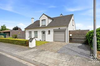 Reserveer je bezoekmoment rechtstreeks via onze website. Biedingen moeten ontvangen zijn ten laatste op donderdag 02/07/2026 om 19u. <br /><br />Deze alleenstaande woning in uitstekende staat combineert een degelijke traditionele bouwstructuur met hedendaags wooncomfort, dit dankzij verschillende renovaties en investeringen in de afgelopen jaren. <br /><br />De woning beschikt over een ruime inkomhal met gastentoilet, ingebouwde opbergkast en maatwerkvestiaire. De lichtrijke leefruimte geniet van natuurlijke lichtinval langs drie zijden en biedt via een groot schuifraam rechtstreeks toegang tot de tuin.<br /><br />De volledig vernieuwde keuken met eiland is voorzien van een inductiekookplaat, aparte oven en microgolfoven, veel kastruimte en een uitschuifbaar elektrisch aansluitpunt in het eiland. Naast de keuken bevindt zich een praktische berging. Ook is er rechtstreeks toegang tot de inpandige garage.<br /><br />Op de eerste verdieping zijn er drie volwaardige slaapkamers, waaronder een masterbedroom met een volledige wand aan maatkasten. Een zolderdeur biedt toegang tot extra bergruimte onder het dak. De ruime badkamer beschikt over een bad-douche combi, een lavabomeubel en een toilet. Op de verdieping is er nog een aparte berging en een ruime nachthal.<br /><br />De tuin is volledig omheind en beschikt over een ruim tuinhuis. Dankzij de brede perceelsindeling geniet de woning van een open gevoel en groene zichten rondom. Achteraan grenst het perceel aan landbouwgrond.<br /><br />De inpandige garage geïsoleerde elektrische sectionale Hörmann-poort biedt plaats voor een wagen, fietsen, wasmachine (aansluiting regenwater), droogkast en extra opslagruimte. Op de oprit (met laadpaal) kunnen gemakkelijk 2 wagens parkeren. <br /><br />De woning is gelegen in een rustige woonwijk in Kuurne, en is via verschillende invalswegen vlot bereikbaar.<br /><br />Interesse? Deze woning wordt aangeboden met een vanafprijs. Wij kijken uit naar jullie beste voorstel. We verwelkomen jullie graag tijdens twee bezoekmomenten: <br />- zaterdag 27/06 <br />- woensdag 01/07<br />Reserveer je bezoekmoment rechtstreeks via onze website. Biedingen moeten ontvangen zijn ten laatste op donderdag 02/07/2026 om 19u. <br /><br />Pluspunten: <br />- met zorg gerenoveerd en volledig instapklaar<br />- gebruik van kwalitatieve materialen en hoogstaande afwerking<br />- overal op maat gemaakte gordijnen<br />- rustige ligging