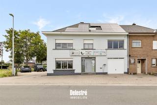 Deze solide eigendom is gelegen op een perceel van 454 m² aan de drukke Gentsesteenweg, op een uitstekend gelegen hoekperceel nabij...