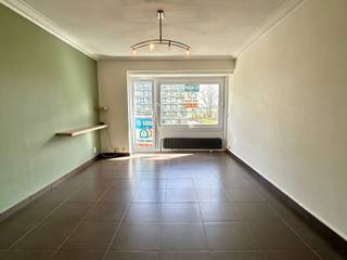 Voor een bezoek bel 054/69.39.36 - Dit instapklaar appartement bevindt zich nabij de zeedijk te Oostende.Winkels, scholen, restaurants en cafés...