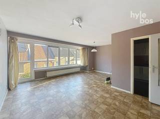 In het centrum gelegen appartement gelegen op de 2e verdieping (lift aanwezig). Het appartement omvat een inkomhal, ruime lichtrijke...