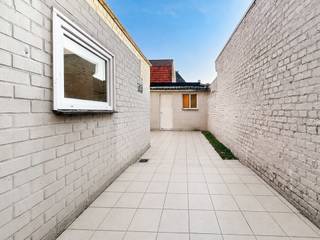Op te frissen woning met 3 slaapkamers en zonnige buitenruimte!<br /><br />In een rustige woonomgeving in Assebroek, op korte afstand van Brugge Centrum en het station, diverse winkels, scholen en dagelijkse voorzieningen, bevindt zich deze charmante woning met een praktische indeling, drie volwaardige slaapkamers en een verrassend ruime zuidoostgerichte buitenruimte van ca. 30 m².<br /><br />Ook technisch beschikt de woning over een aantal belangrijke troeven. Zo is de elektrische installatie conform gekeurd, is de woning voorzien van hoogrendementsbeglazing en zorgt een condenserende verwarmingsketel voor een efficiënte verwarming. Dankzij deze voorzieningen beschikt de woning over een gunstig EPC-label C.<br /><br />Deze woning omvat volgende indeling op het gelijkvloers: inkomhal met polyvalente ruimte ideaal als fietsenberging, praktische berging, bureau-, speel- of hobbyruimte, afhankelijk van de noden van de bewoners - leefruimte met gezellige gaskachel en zicht op de zuidoostgerichte koer - keuken in het verlengde van de leefruimte - wasplaats met toilet - zuidoostgerichte koer van 30m² met bijgebouw van 18m² die bijkomende mogelijkheden biedt als bergruimte, hobbyruimte, atelier of andere polyvalente invulling - kelderruimte als extra opslag.<br />Eerste verdiep: nachthal met 2 ruime slaapkamers <br />Tweede verdiep: nachthal - 1 slaapkamer - badkamer met douche in bad, lavabo en toilet.<br /><br />Een interessante eigendom voor wie op zoek is naar een praktische woning met drie slaapkamers, een aangename buitenruimte en extra polyvalente ruimtes, gelegen op korte afstand van het centrum van Brugge. De woning biedt bovendien nog de mogelijkheid om de afwerking verder naar eigen smaak te optimaliseren. Als extra troef beschikt de woning over een bijzonder gunstig kadastraal inkomen van slechts €299.<br /><br />Voor verdere informatie of vrijblijvend bezoek contacteer Céline op 0476/60 60 23 of mail naar celine@immax.be