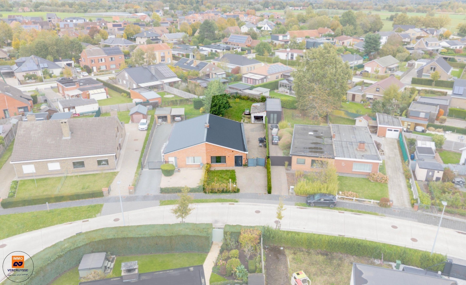 Instapklare bungalow in rustige woonwijk mét ruime tuin te Lievegem - foto 2