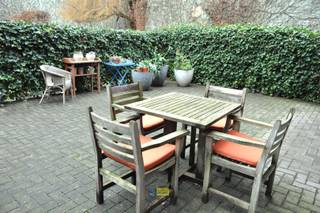 <p><span>Deze nieuwbouw van 2007 is gelegen in Antwerpen-Dam, om de hoek van het Eilandje en makkelijk bereikbaar via de Noorderlaan richting haven enerzijds en het stadscentrum anderzijds. De straat is autoluw en is een charmante mix van nieuwbouw en oude pakhuizen.</span></p><p><span>Het betreft een gelijkvloers appartement van 80m². Via de centrale inkomhal komen we in de leefruimte. Deze leefruimte met houten parketvloer is noord georiënteerd en via een schuifdeur staat deze in relatie tot een ruim betegeld terras van 50m². Er is toegang tot de gemeenschappelijke binnentuin en de straat. De keuken met toestellen is praktisch ingedeeld en is voorzien van toestellen. De grote en kleinere slaapkamers liggen vooraan het appartement. De betegelde badkamer heeft een ligbad en lavabomeubel, toilet is apart. </span></p><p><span>KWALITEITEN:<br />> gebouw van 2007, instapklaar appartement<br />> terras van 50m² met toegang tot de gemeenschappelijke tuin<br />> epc label: B - conforme elektrische keuring</span></p><p><span> </span></p><p><span>Voor meer informatie: <span>www.immodelaet.be</span></span><span> </span></p><p><span>Interesse in GRATIS SCHATTING van uw eigendom? Contacteer ons! 03/644.00.88 – <span>info@immodelaet.be</span></span><span> </span></p><p><span> </span></p><p><span> </span></p>