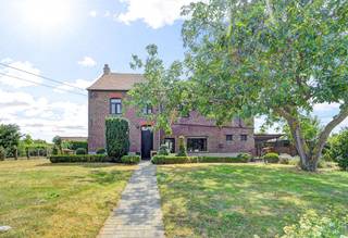 <p>Karaktervolle open bebouwing in Tielt-Winge met ruime tuin en vlotte bereikbaarheid.</p><p><br /></p><p>Deze open bebouwing uit de periode 1919-1930 combineert authentieke charme met een rustige, landelijke ligging in Tielt-Winge. De woning beschikt over vier slaapkamers, een bureel en een ruime tuin van 963 m², ideaal voor wie op zoek is naar extra leefruimte binnen en buiten. Dankzij de nabijheid van openbaar vervoer en belangrijke invalswegen geniet je hier van een vlotte verbinding met de omliggende gemeenten. De praktische indeling biedt tal van mogelijkheden voor gezinnen, thuiswerk of wie graag ruim woont. Een interessante woning voor wie een huis met karakter wil kopen in een groene omgeving.</p><p><br /></p><p>Belangrijkste ruimtes:</p><p>• Ruime woonkamer met veel mogelijkheden voor een gezellige leefruimte</p><p>• Extra woonkamer die flexibel ingericht kan worden als eetkamer of ontspanningsruimte</p><p>• Keuken uitgerust met dubbele spoelbak, elektrische kookplaat, dampkap en koelkast</p><p>• Badkamer met douche, ligbad, toilet en enkele wastafel</p><p>• Vier slaapkamers met plaats voor gezin, hobby of bureau</p><p>• Praktisch bureel voor thuiswerk of extra polyvalente ruimte</p><p>• Wasplaats met aansluiting voor wasmachine en droogkast</p><p>• Deels onderkelderd voor extra stockage</p><p>• Garage met praktische bergruimte</p><p>• Ruime tuin van 963 m² met tal van mogelijkheden</p><p>• Zolder als bijkomende opbergruimte</p><p><br /></p><p>Troeven:</p><p>• Open bebouwing op een ruim perceel van 963 m²</p><p>• Landelijke ligging met vlotte verbindingen</p><p>• Vier slaapkamers en extra bureelruimte</p><p><br /></p><p>Neem vandaag nog contact op met je ERA-makelaar voor een bezoek.</p><p>JOUW DROOMHUIS. ZO GEVONDEN!</p>