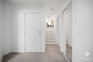 Plan uw bezoek via www.polares.eu! <br /><br />Gelegen in een doodlopende straat in Herent kan je deze vrijstaande woning met drie slaapkamers terugvinden. <br /><br />De inkomhal, voorzien van vestiaire & gastentoilet, brengt je naar de leefruimte met open keuken. De keuken is volledig geïnstalleerd en voorzien van al het nodige comfort. Aansluitend aan de keuken kan je de wasplaats terugvinden, voorzien van de nodige aansluitingen - alsook het einde van de waskoker. Via de wasplaats bereik je ook de ruime kelder met voldoende bergplaats. <br /><br />De leefruimte is voorzien van grote raampartijen, waardoor deze baadt in het natuurlijk licht. Er zijn hier ook screens voorzien om op warme dagen het zonlicht ook buiten te houden. Extra gezelligheid brengt de gashaard. Vanuit de leefruimte brengt de trap je naar een afzonderlijke plaats. Deze kan je gebruiken als bureau, speelhoek, hobbykamer... <br /><br />De trap naar de bovenverdieping brengt opnieuw een flexibel in te richten ruimte. Verderop in de hal kan je een apart toilet alsook de badkamer terugvinden. De badkamer is voorzien van een ruime inloopdouche, bad & dubbele wastafel. Van hieruit vertrekt ook de waskoker naar de wasplaats. Enkele treden hoger kan je de drie slaapkamers terugvinden. Hier is via het luik ook toegang tot de zolder. <br /><br />Genieten kan je in de tuin op één van de twee terrassen, waardoor je altijd wel een plaats met zon hebt. <br />Jouw wagen kan je parkeren op de ruime oprit. Fietsen en tuingereedschap kan je opbergen in het tuinhuis.