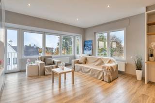 <h3><strong>Instapklaar en gerenoveerd appartement (121 m²) met tuin en 2 terrassen nabij het centrum van Waregem</strong></h3>
<p>Ontdek dit gerenoveerd, instapklare en lichtrijke appartement van maar liefst 121 m² bewoonbare oppervlakte, rustig gelegen en toch op wandelafstand van het bruisende centrum van Waregem, het ziekenhuis, openbaar vervoer, winkels en scholen.</p>
<p><strong>Indeling</strong></p>
<ul><li>
<p>ruime inkomhal, leefruimte en eetplaats, open volledig uitgeruste keuken met veel lichtinval en directe toegang tot het terras, moderne badkamer met douche en dubbele lavabo, twee grote slaapkamers, berging/wasruimte, apart gastentoilet, praktische kelderberging en tuin.</p>
</li></ul>
<h4><strong>Troeven</strong></h4>
<ul><li>
<p>EPC-score: <strong>C</strong></p>
</li><li>
<p><strong>Zeer rustige ligging</strong> in een residentiële buurt</p>
</li><li>
<p><strong>Centrale locatie</strong> nabij winkels, scholen, ziekenhuis, openbaar vervoer en invalswegen</p>
</li><li>
<p><strong>Ruime leefruimtes</strong> met veel natuurlijke lichtinval</p>
</li><li>
<p><strong>Twee terrassen én een tuin</strong></p>
</li><li>
<p>Instapklaar – geen renovaties nodig</p>
</li></ul>
<p>Een ideaal appartement voor wie ruim en rustig wil wonen met alle voorzieningen vlakbij!</p>
<p><strong>Meer info of een bezoek plannen? </strong>Contacteer <strong>Sofie Bossuyt</strong> via <strong>0474 222 182</strong>.</p>