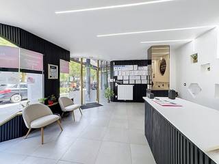 Deze ruime en recent gerenoveerde handelsruimte, momenteel ingericht als beautycenter, biedt een totale oppervlakte van circa 222 m² en tal van mogelijkheden voor diverse commerciële activiteiten of professionele dienstverlening. Het pand is gelegen op een perceel van maar liefst 1.360 m² (13 are en 60 centiare) en beschikt over een ruime tuin. Dankzij de praktische indeling, de grote etalage en de goede zichtbaarheid vormt dit pand een interessante opportuniteit voor wie op zoek is naar een veelzijdige handelsruimte in een dorpskern.<br /><br />Op het gelijkvloers bevinden zich een onthaalruimte, elf afzonderlijke consultatie- of behandelruimten, een sanitair gedeelte, een keuken en een ruime berging. Daarnaast beschikt het pand over voorzieningen voor een privéwellness, twee technische ruimten en een bijkomend gedeelte dat nog verder kan worden afgewerkt. Deze extra ruimte biedt mogelijkheden voor de realisatie van onder meer een zwembad en een bijkomende jacuzzi. Aansluitend bevindt zich de ruime tuin, die extra mogelijkheden biedt om een aangename en ontspannende omgeving te creëren.<br /><br />Op de verdieping bevindt zich extra ruimte die kan worden ingericht als kantoor, praktijkruimte of bijkomende consultatieruimten. Hier is tevens een badkamer aanwezig, uitgerust met een douche, lavabo en toilet.<br /><br />Het pand beschikt over centrale verwarming op aardgas, hoogrendementsbeglazing en 18 Longi-zonnepanelen met een totaal piekvermogen van 9.540 Wp. Met een EPC-label C biedt deze handelsruimte een interessante combinatie van ruimte, functionaliteit en energiezuinigheid.<br /><br />Dankzij de veelzijdige indeling is dit pand geschikt voor uiteenlopende professionele activiteiten, zoals een beautycenter, wellness, praktijkruimte of andere commerciële dienstverlening. Bovendien bestaat de mogelijkheid om het handelsfonds over te nemen, wat perspectieven biedt voor wie de bestaande activiteit wenst voort te zetten. Zowel voor eigen gebruik als voor een investering biedt dit pand tal van mogelijkheden.<br /><br />Maatregelenregister: Blanco (geen maatregelen in het Vlaams Handhavingsplatform)<br /><br /><strong>Voor meer info en/of een bezoek bel mij vandaag nog op 0472/50.08.58 Mohamed Ettaibi</strong>