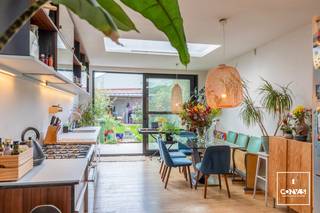 Deze charmante woning aan de Drongensesteenweg 82 in Gent werd in <strong>2020 gerenoveerd</strong> en biedt een aangename woonomgeving met een praktische indeling, maar liefst vier slaapkamers en een leuke tuin met zonneterras.<br /><br />Bij het binnenkomen word je verwelkomd in de <strong>inkomhal</strong>. Vervolgens is er een <strong>praktische wasplaats</strong> met voldoende mogelijkheden om fietsen te stallen. De woonkamer sluit naadloos aan op de <strong>open keuken</strong>, waar het natuurlijke licht rijkelijk binnenvalt en een aangename, open sfeer creëert. Vanuit de keuken geniet je van het zicht op de <strong>tuin</strong>, een heerlijke plek om tot rust te komen, gezellig te tafelen of volop van zonnige dagen te genieten op het <strong>zonneterras</strong>. Op de eerste verdieping bevinden zich <strong>twee volwaardige slaapkamers</strong>, een apart toilet en een badkamer. De tweede verdieping biedt <strong>nog twee extra slaapkamers</strong>. Eén van deze kamers beschikt over een eigen <strong>badkamer </strong>en een <strong>mezzanine</strong>, wat zorgt voor een bijzonder karakter en tal van mogelijkheden. Denk bijvoorbeeld aan een gezellige slaapruimte, een werkplek of een creatieve hoek.<br /><br />Ook de ligging is een absolute troef. De woning is praktisch gelegen met een <strong>vlotte verbinding naar het stadscentrum</strong> en de omliggende gemeenten. Winkels, dagelijkse voorzieningen en openbaar vervoer bevinden zich in de omgeving. Bovendien ligt het prachtige natuurgebied <strong>Bourgoyen-Ossemeersen</strong> in de buurt, ideaal voor wie houdt van wandelen, fietsen en genieten van de natuur. Zo combineer je een praktische, bereikbare ligging met de mogelijkheid om even helemaal tot rust te komen in het groen.<br /><br />Wenst u deze gerenoveerde gezinswoning te bezoeken? Contacteer Laura via <strong>0492 07 26 62</strong> of <strong>laura@convas.be</strong>