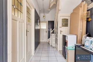 Square Estate presents this charming semi-detached house, located in a quiet and sought-after neighbourhood. It is laid out as follows : On the...