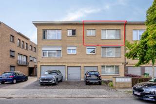 <p><span>Prachtig afgewerkt instapklaar appartement. </span></p><p><span>Appartement werd volledig gerenoveerd met gebruik van enkel de beste materialen. </span></p><p><span>Keuken zeer goed uitgerust met onder andere inductiekookplaat, Amerikaanse frigo. </span></p><p><span>2 slaapkamers, volledig ingerichte badkamer met inloopdouche, enkele lavabo en toilet.</span></p><p><span>Airco voorzien in living en slaapkamers, elektrische rolluiken aan slaapkamers.</span></p><p><span>Autostaanplaats inbegrepen in de huurprijs.</span></p><p><span> </span></p><p><span>Gas, elektriciteit en water niet inbegrepen, verder geen gemeenschappelijke kosten!</span></p>