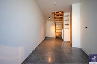 Deze subliem gerenoveerd woning is gelegen op de hoek van de Spoorwegstraat/Dronckaertstraat, op amper 4 min. rijden van het centrum van Lauwe...