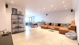 Bent u op zoek naar een uitzonderlijk ruime woning?<br />Dan is deze prachtig volledig  gerenoveerde gezinswoning precies wat u zoekt.<br /><br />Deze woning werd van A tot Z vernieuwd, waardoor u geniet van alle luxe en comfort van een nieuwe woning.<br /><strong>Totaal bewoonbare oppervlakte van maar liefst  255m² </strong><br /><br />De woning is voorzien met een royale woonkamer met salon en eetplaats.<br />De prachtige leefkeuken is voorzien met een eetplaats, smeg fornuis met oven en wijnfrigo.<br />Aansluitend een wasplaats /berging.<br /><br />Achter de keuken is er apart nog een extra grote slaapkamer en hal met trap naar het dakterras.<br /><br />Toegang via de keuken en tuin naar de grote dubbele garage met automatische poort en extra bergruimte.<br /><br />Op verdieping 1 zijn er 3 grote slaapkamers.<br />De eerste badkamer is uitgerust met een ligbad, douche, lavabomeubel en toilet.<br /><br />Op verdieping 2 een master bedroom met een eigen ensuite badkamer met dubbele inloopdouche, lavabomeubel en toilet.<br />Ingemaakte kasten en een dressing aan de kamer.<br /><br />Ook buiten werd aan alles gedacht. De nieuw aangelegde tuin vormt een aangename plek om te ontspannen of te genieten van de zon.<br />Het zongerichte dakterras biedt bovendien een heerlijke extra buitenruimte waar u de hele dag en avond van de zon kunt genieten.<br /><br /><strong>Troeven van deze woning:</strong><br /><br />🏡 Volledig gerenoveerd – alles is nieuw<br />📐 Uitzonderlijk grote ruimtes -255m² bewoonbaar<br />🛏️ 5 volwaardige slaapkamers<br />🛁 2 moderne badkamers<br />✨ Master bedroom met privébadkamer en dressing<br />🌳 Nieuw aangelegde tuin<br />☀️ Zongericht dakterras<br />🚗 Dubbele garage<br />🔑 Instapklaar wooncomfort<br />👨‍👩‍👧‍👦 Ideaal voor grote gezinnen<br /><br />Deze uitzonderlijk ruime woning combineert luxe, comfort en functionaliteit op een unieke manier.<br /><br />Vraagprijs 429.000 euro<br /><br />Mis deze prachtige woning niet en bel snel voor uw bezoek afspraak.<br /><br /><br /><br /><br /><br /><br /><br /> 