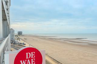 Instapklaar doorloop appartement met 1 slaapkamer en prachtig zicht op zee te koop te Middelkerke ! U bevindt zich op de zevende verdieping van...