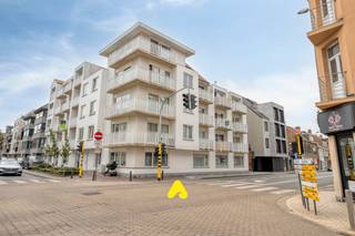 Au deuxième étage de la résidence Villa Arcade se trouve ce studio soigné, idéalement situé à distance de marche de la plage, du centre de De Panne et du magnifique bois de Calmeyn.<br /><br />Le studio dispose d'un hall d'entrée spacieux, d'un séjour lumineux avec cuisine ouverte aménagée, d'une salle de bains avec baignoire, meuble-lavabo et toilettes, ainsi que d'une agréable terrasse.<br /><br /><strong>ATOUTS :</strong>
<ul>
	<li>Excellente situation à proximité de la mer, du centre et de la nature.</li>
	<li>Idéal en tant qu'investissement pour la location annuelle ou saisonnière, ou comme résidence secondaire.</li>
	<li>Local à vélos commun disponible.</li>
</ul>
<br />Façade récemment peinte, ce qui signifie qu'aucuns frais communs importants ne sont prévus pour le moment.<br /><br />Droit de superficie : Ce bien est situé sur un terrain en droit de superficie. La redevance annuelle de droit de superficie s'élève à 2.600 €.