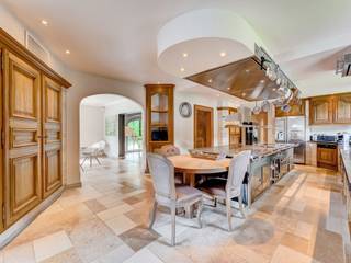 Deze uitzonderlijke villa is gelegen op een perceel van 9.791 m² in een rustige straat in het charmante Grimbergen, vlakbij Brussel. De eigendom,...