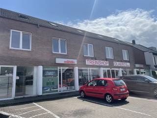 Opportuniteit voor investeerders: 8% rendement.Het handelspand is 550m² groot. Er is al meer dan 15 jaar een treinshop gelokaliseerd. De winkel draait goed en de eigenaar geeft aan geen verhuisplannen te hebben.Boven deze winkel liggen 8 1-slaapkamer duplexen met een gunstig epc (A en B). De appartementen hebben allemaal nieuwe ramen en 2 ervan krijgen momenteel een volledige make-over.Ben je benieuwd naar meer? Maak eenvoudig een afspraak voor een persoonlijk gesprek via 011 29 12 12 of via info@lantmeeters.be