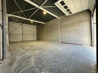 <h3><span>Nieuwbouw magazijn te huur 193m² te Sint-Gillis-bij-Dendermonde (Unit 6)</span></h3><p><span>In een recent ontwikkeld en verzorgd magazijnenpark bieden wij deze nieuwbouw magazijnunit van </span><span>193 m² </span><span>te huur aan, gelegen te Sint-Gillis-bij-Dendermonde. Dankzij de functionele indeling en uitstekende bereikbaarheid is deze unit ideaal voor opslag, ambachtelijke activiteiten of andere kleinschalige bedrijfsactiviteiten.</span></p><p><span>De unit heeft afmetingen van </span><span>ca. 9,80 meter breedte en 18,57 meter diepte </span><span>en beschikt over een vrije hoogte van ongeveer </span><span>7 meter</span><span>. Het magazijn is afgewerkt met een duurzame betonvloer en biedt tal van mogelijkheden als stockage- of werkruimte.</span></p><p><span>De toegang verloopt via een elektrische sectionaalpoort van </span><span>ca. 4,5 meter hoog en 5,75 meter breed</span><span>, waardoor ook bestelwagens en vrachtwagens vlot toegang hebben.</span></p><p><span>Verder beschikt het magazijn over:</span></p><ul><li><span>3-fasen elektriciteit (krachtstroom);</span></li><li><span>branddetectie;</span></li><li><span>alarmvoorziening ;</span></li><li><span>fiber aansluiting.</span></li></ul><p><span>De site is vlot bereikbaar voor vrachtverkeer en bij de unit hoort één privatieve parkeerplaats.</span></p><p><span>Indien gewenst kunnen een bureauruimte en/of toilet voorzien worden op eigen kosten, aangezien de nodige aansluitingen reeds aanwezig zijn.</span></p><p><span>De gemeenschappelijke kosten bedragen </span><span>150 euro per maand forfait</span><span> - De vermelde huurprijs is exclusief btw en onroerende voorheffing.</span></p><p><span>Interesse? Contacteer ons vrijblijvend voor meer informatie of een bezoek via 052/55.55.55 of info@immotwins.be.</span></p>