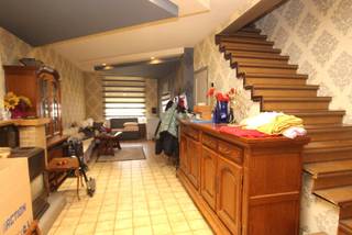 Cette maison de ville spacieuse est située à quelques minutes du centre-ville de Tongres.<br />Disposition pratique avec 3 chambres spacieuses et un jardin orienté sud-ouest avec une cour.<br /><br />DISPOSITION:<br />x hall d'entrée avec toilettes invités;<br />x spacieux salon, ouvert sur la cuisine;<br />x cuisine avec suffisamment d'espace pour un coin repas;<br />x véranda à l'arrière avec raccordement pour machine à laver;<br />x cave partielle.<br /><br />Premier étage:<br />x grande chambre à l'avant;<br />x salle de bains avec baignoire, douche et toilettes.<br /><br />Deuxième étage:<br />x 2 chambres.<br /><br />Derrière la maison, une grande terrasse avec jardin.<br /><br />Actuellement, cette maison est louée.<br /><br />INTÉRESSÉ(E) ? Prenez rendez-vous pour une visite en appelant le 012 23 00 23 ou envoyez vos questions par e-mail à roland@immo-leroi.be.